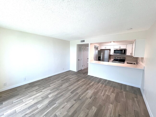 Building Photo - Updated 1 Bed 1 Bath Condo Across A1A from...