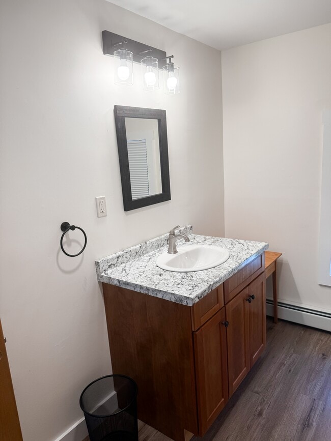 Building Photo - 1004 Main St