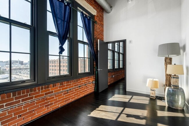 Building Photo - 319 A St