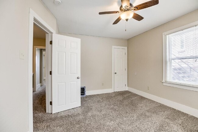 Building Photo - Beautiful Three Bedroom Town Home!