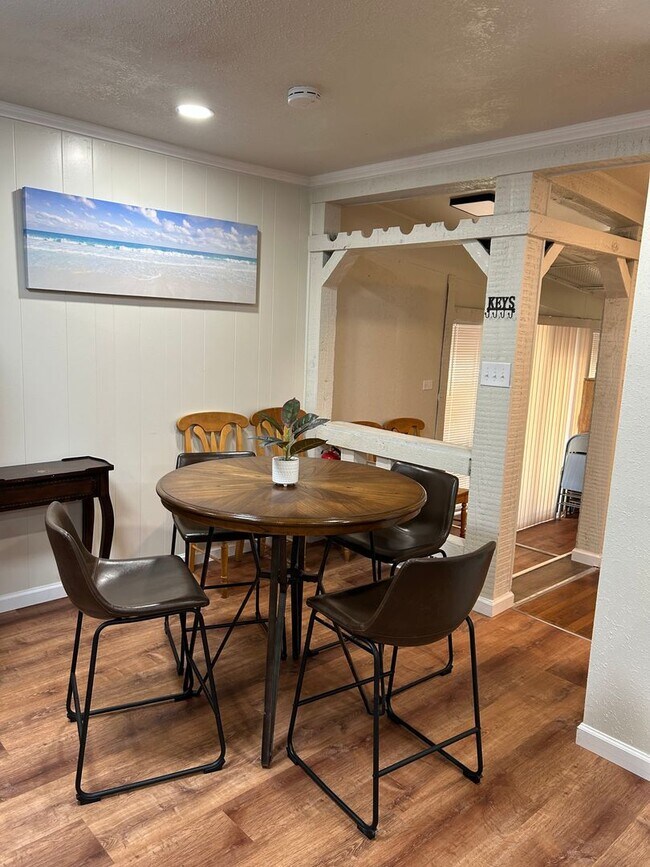 Building Photo - 4BR/3BA located close to Sacred Heart Hosp...