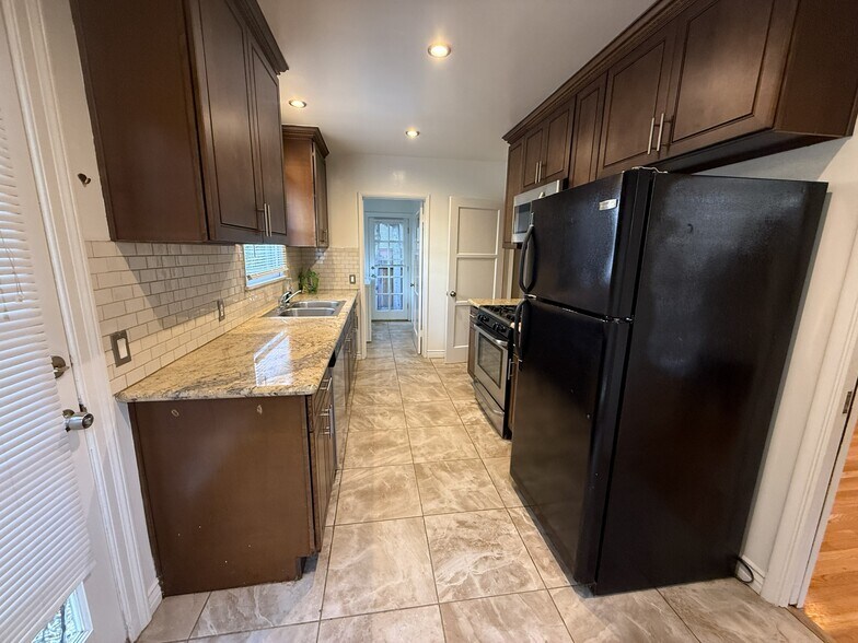 Kitchen - 10901 Huston St