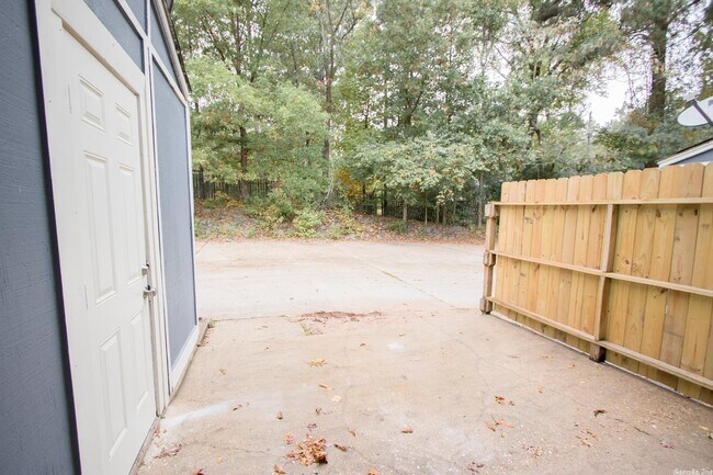 Building Photo - 1800 Labette Manor Dr