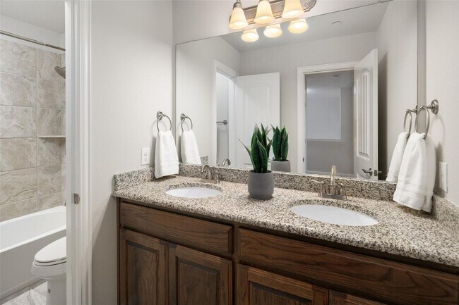 Building Photo - Beautiful 3-Bedroom Townhome in Prime Allen Location!