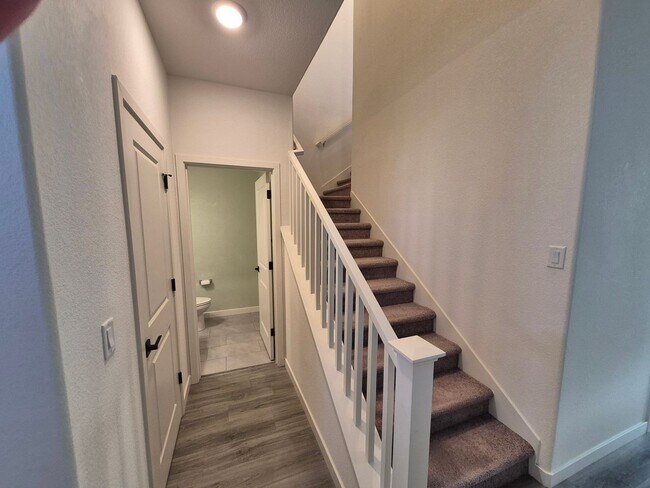 Building Photo - Gorgeous 4 Bedroom 3.5 bath with loft