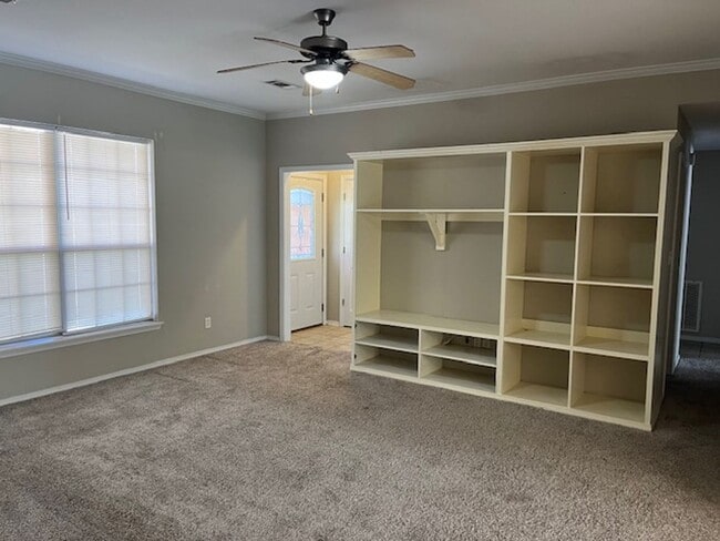 Building Photo - Introducing a charming 3-bedroom, 2-bathroom house located in the desirable area of Russellville,...