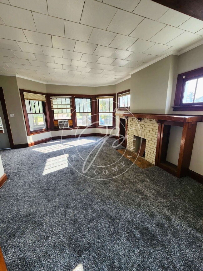 Building Photo - 1200 Sq foot lower duplex! Tons of space a...