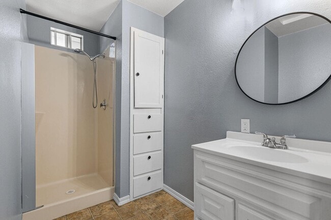 Building Photo - Large Family Home