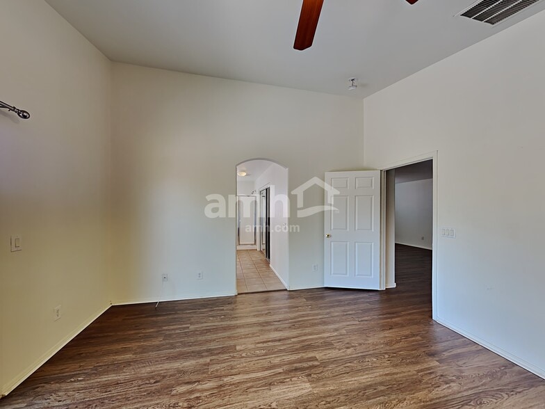 Building Photo - 9428 W Riverside Ave