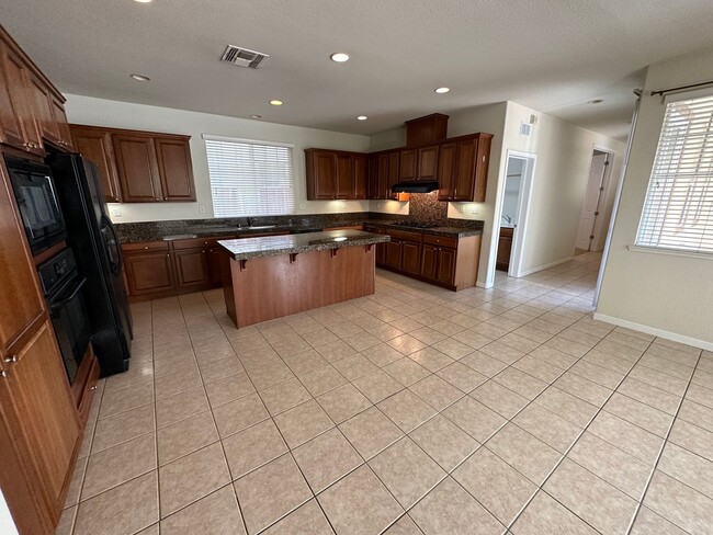 Building Photo - Beautiful 5 Bedroom, 3 Bath Mountain House...
