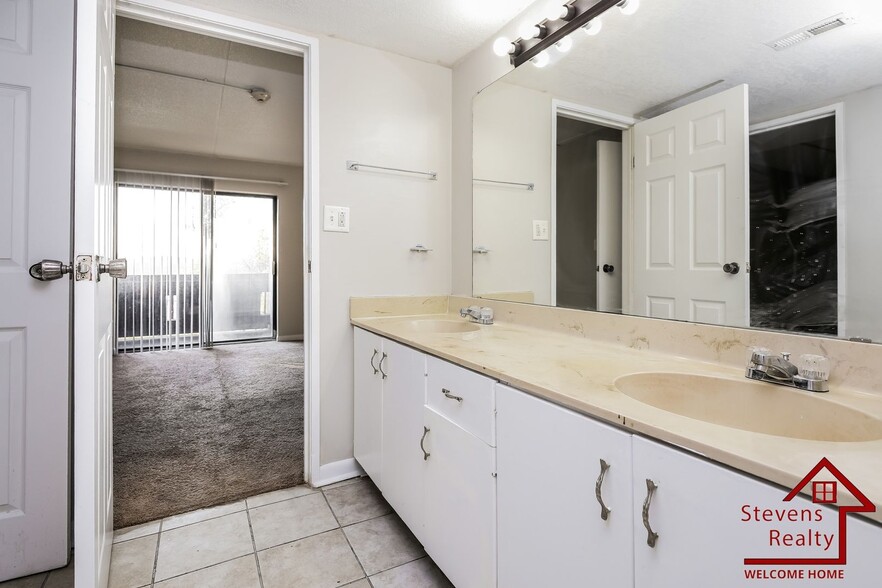 Building Photo - 915 S Seminole Dr