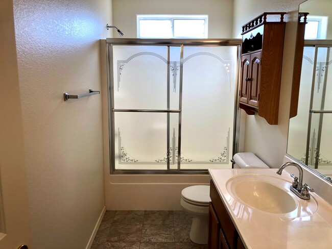 Building Photo - Beautiful 2 Bedroom, 2 bathroom Home in El Camino Village!