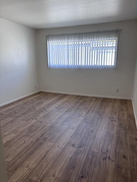 spacious bedrooms - 9950 Zelzah Ave