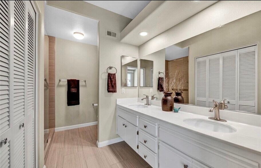 Building Photo - 8028 E Far Canyon Way