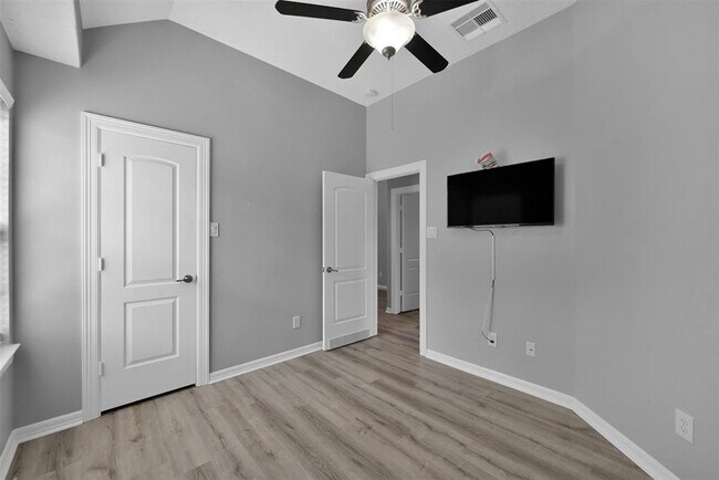 Building Photo - 91 Aventura Pl