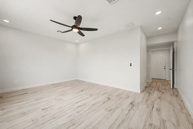 Building Photo - 3701 E Ludlow Dr