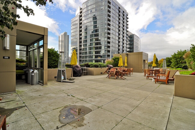 Building Photo - Great 2bd/2ba modern town home located in the center of South Lake Union W/S/G and ( 2) parking s...