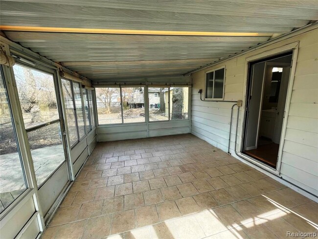 Building Photo - 916 Owana Ave