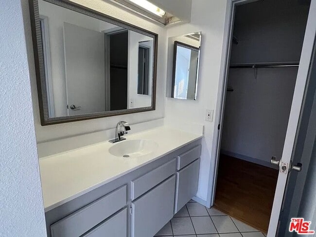 Building Photo - 6255 Canoga Ave