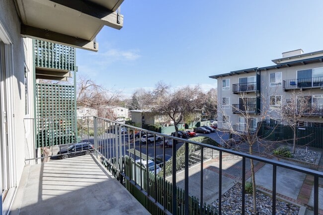 Building Photo - 1 Bed / 1 Bath pet friendly condo with parking in beautiful San Mateo. YouTube Tour!