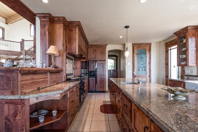Building Photo - Private Hillside Ranch Home Available Wint...