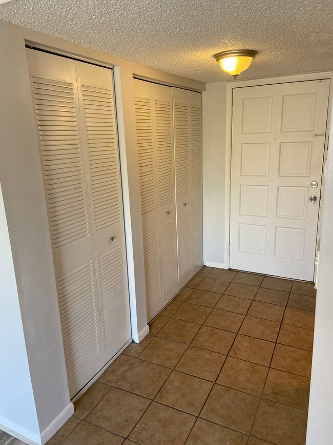 Building Photo - 1 Bedroom Condo