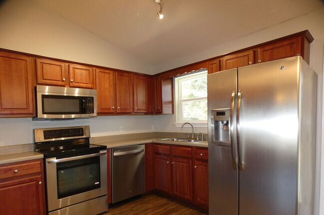 Building Photo - 6607 Woodbury Forest Dr