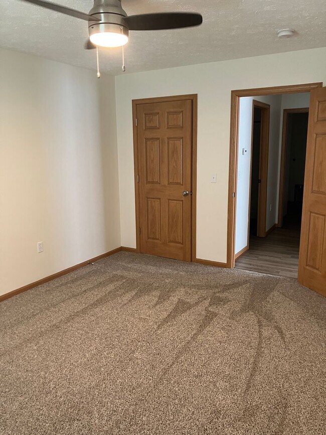 Building Photo - One bedroom apartment with attached one-car garage!