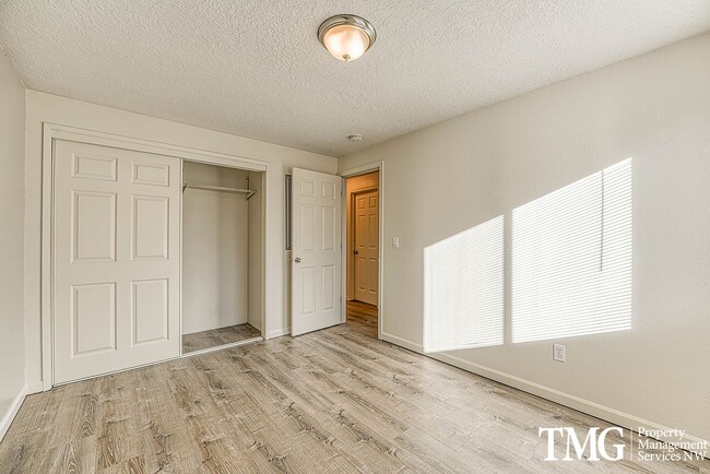 Building Photo - Tucked away 2 Bed 1 Bath Duplex in Hillsboro