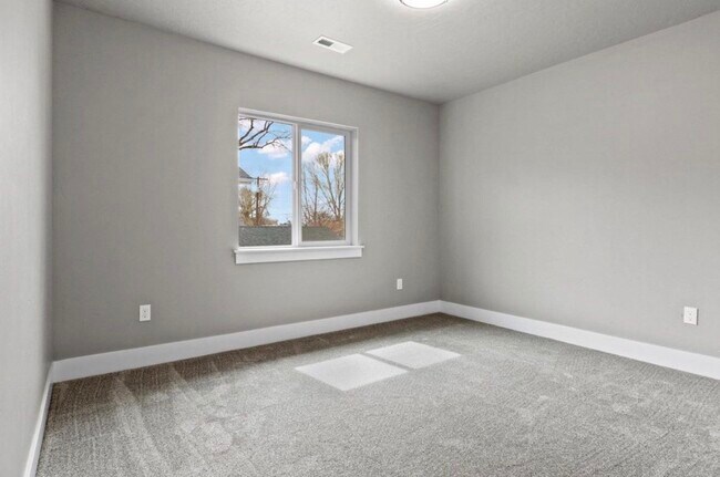 Building Photo - 465 S 3rd E St