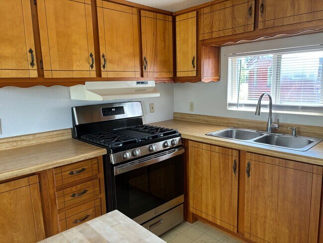 Building Photo - Lovely Evergreen Home