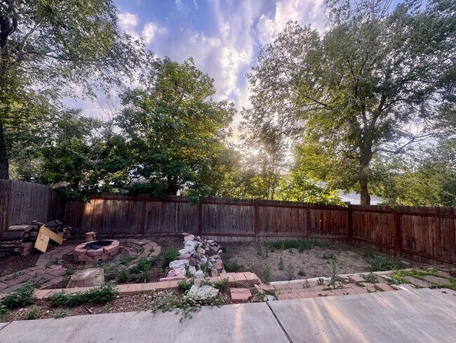 Building Photo - 612 E Las Animas St