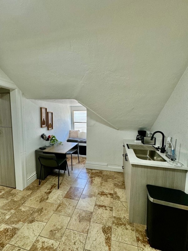 Building Photo - 828 E 100 S