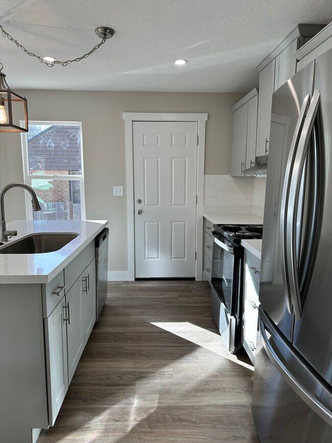 Building Photo - Darling remodeled 5 bedroom 2 bathroom home in the heart of Ogden