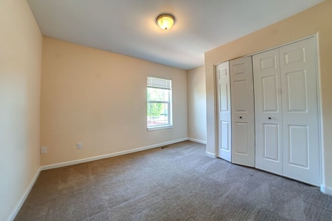 Building Photo - Spacious home in NE Bend!  4 bedrooms!