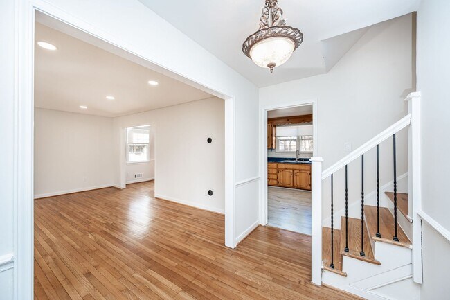 Building Photo - Spacious Chesterfield Home Move In Ready