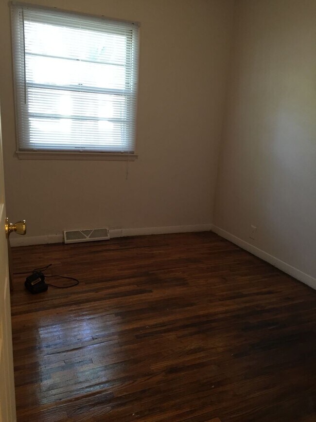 Building Photo - 3 Bedroom, 1 Bathroom House for Rent locat...