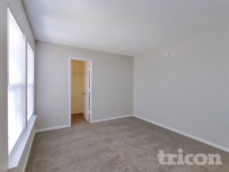 Building Photo - 5624 W Littleton Dr