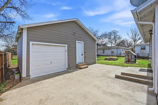 Building Photo - 418 Russell St