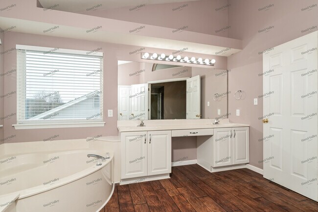 Building Photo - 1122 The Crossings Dr