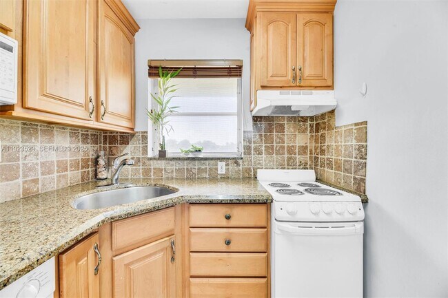 Building Photo - 1900 NE 8th Ct