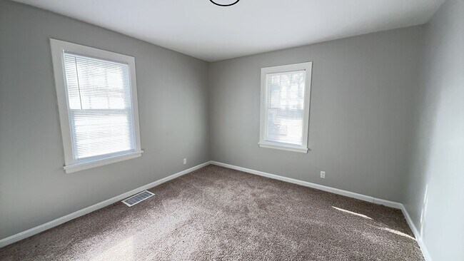 Building Photo - 2302 S Hackley: Completely Renovated 2 Bedroom, 1 Bath Home! Available Now! Washer & Dryer Hookups!