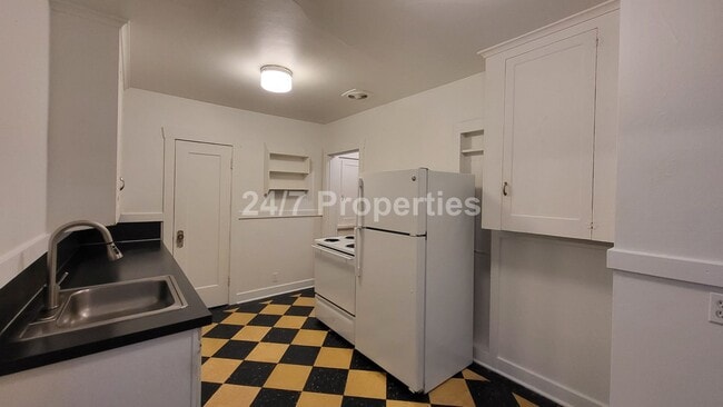 Building Photo - Large 1BD I 1BA Unit - Hawthorne Belmont!