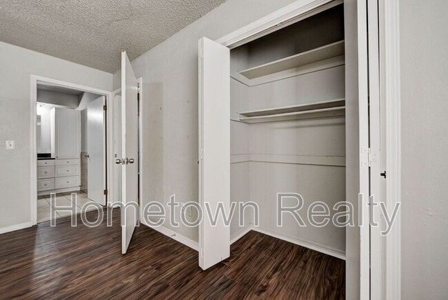 Building Photo - 605 W Clarke St