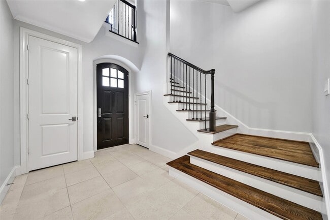 Building Photo - 3002 Mid Ln