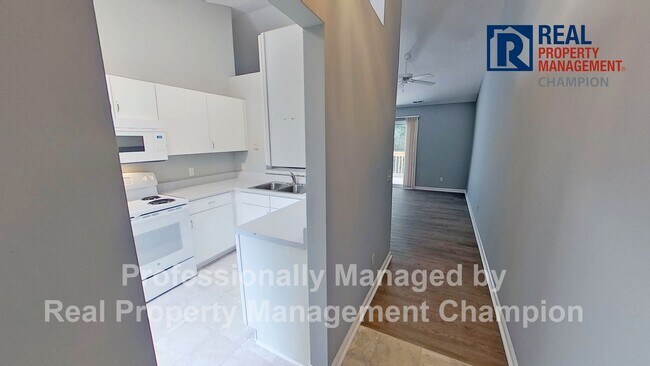 Building Photo - 3 BD/2 BA Upper Unit Condo in Hawthorne Park