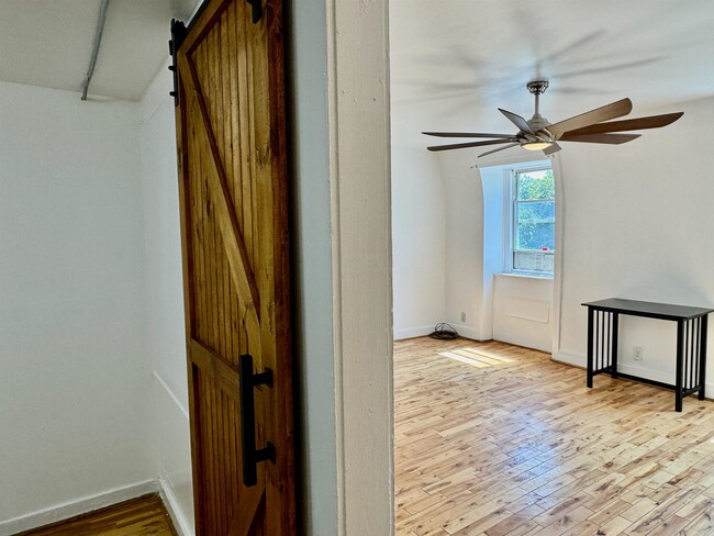 Building Photo - 818 Grand St