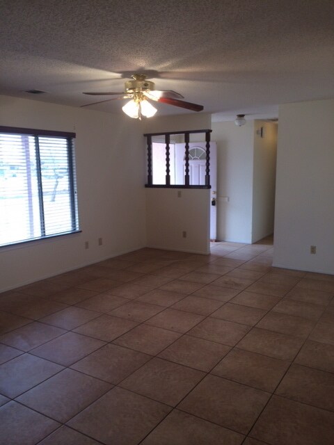 Building Photo - 3 BEDROOM HOME IN APPLE VALLEY