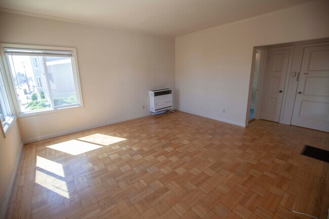 Building Photo - 700