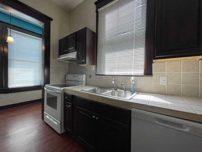 Building Photo - 305 W 38th St